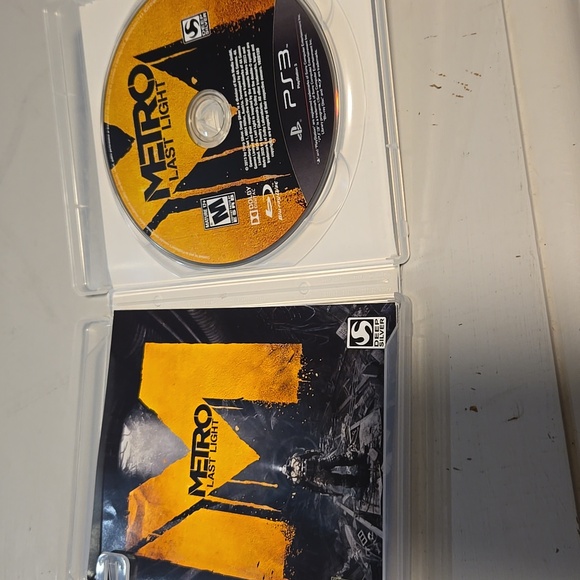 Metro Last Light PS 3 game - Picture 3 of 4